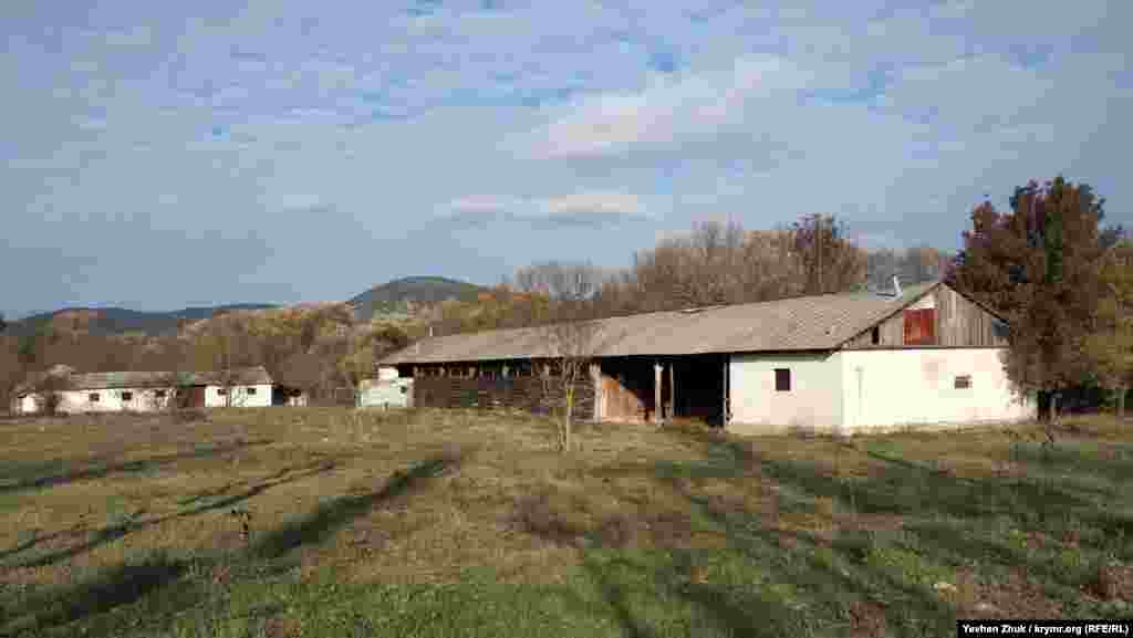 До ближайших домов метров сто. Справа – заброшенные строения бывшего колхоза, похоже на ферму. Чуть дальше – сохранившиеся три стены великолепной кладки. Проходившие мимо женщины рассказали, что раньше это был табачный склад