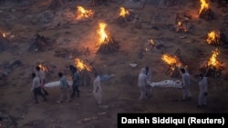 Люди приносять тіла жертв коронавірусної хвороби на кремацію в Нью-Делі, Індія, 23 квітня 2021 року