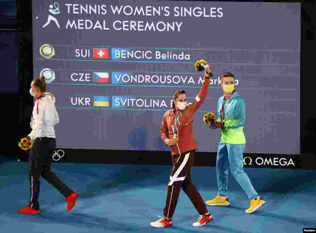 Закінчення церемонії нагородження медалями на Олімпіаді в Токіо 2020. Теніс – жінки – одиночний розряд. Золота призерка швейцарка Белінда Бенчич, срібна призерка Маркета Вондроусова з Чехії та бронзова призерка українка Еліна Світоліна. Токіо, 31 липня 2021 року  