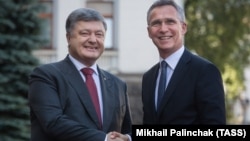 Президент Украины Петр Порошенко и генеральный секретарь НАТО Йенс Столтеньберг, Киев, 10 июля 2017 год