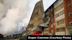 Хвост самолета, упавшего на жилой дом в Иркутске-2