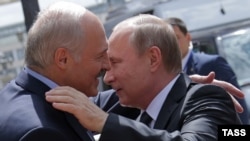 Президент Білорусі вітається із президентом Росії Володимиром Путіним. Мінськ, червень 2016 року