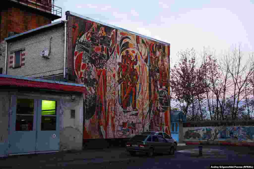 По соседству с мостом — местная пожарная часть, в которой располагается музей пожарной охраны... 