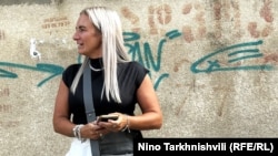 დედა, ლაიან კენედი, სასამართლო სხდომის დასრულების შემდეგ. 2 სექტემბერი, 2025 წელი