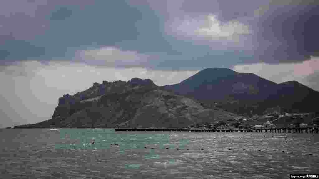 Карадаг в «шапке» из облаков. Больше о том, как проходит август в Коктебеле смотрите здесь 