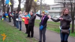 Дніпропетровці «ланцюгом єднання» з'єднали Україну Дніпропетровці «ланцюгом єднання» з'єднали Україну