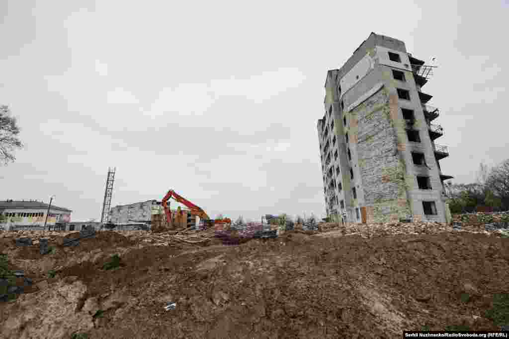 Через Бородянку пролягав основний шлях наступу російських військ на Київ у 2022 році. Такий вигляд мали знищені військами Росії житлові багатоквартирні будинки по вулиці Центральна у квітні 2022 року (ліворуч) та квітні 2025-го (праворуч).Oдин зі зруйнованих будинків демонтовано, інший чекає висновку будівельної експертизи