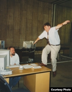 Марио Корти взлетает на стол Игоря Померанцева. Прага, 1995. Фото Ив. Толстого.