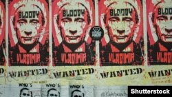 Плакати на Берлінській стіні із зображенням президента Росії Володимира Путіна та написом «кривавий Володимир». Берлін, 2018 року