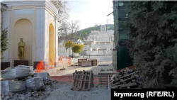 Белоснежные ступени и строительный мусор. Как выглядит Митридатская лестница в Керчи перед открытием (фотогалерея)