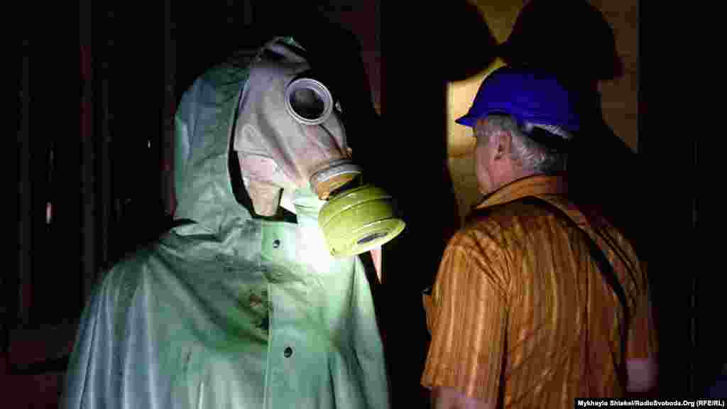 На вході до бункеру гостей зустрічає «господиня», як жартують екскурсоводи, – жінка в повному костюмі хімічного захисту. «Убежище 56442» – порядковий номер сховища, одного з тисяч, що були в Радянському Союзі на випадок ядерної війни. В цьому сховищі близько 1200 людей могли переховуватись один тиждень