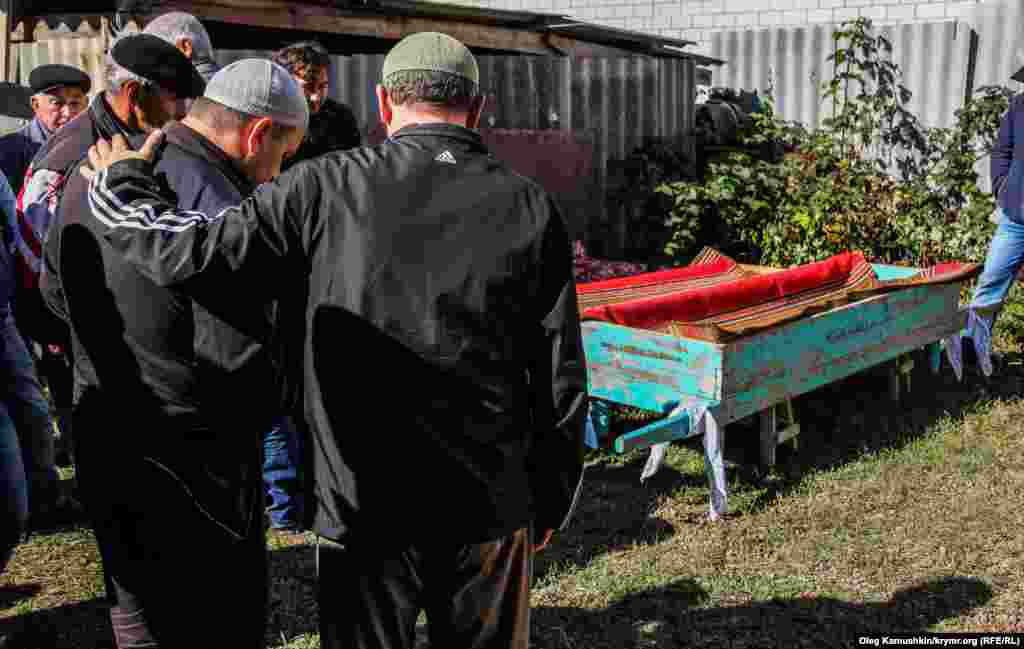 Слева на фото стоит муж погибшей, двое детей которого в тяжелом состоянии после ДТП находятся в больнице