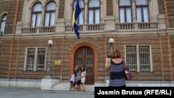 Najviše odlazaka kompletnih porodica, prema podacima Unije za održivi povratak BiH, bilježi se u Posavini, na sjeveru BiH, te na područjima Hercegovine.(Fotografisanje porodice ispred zgrade Predsjedništva BiH, fotoarhiv)