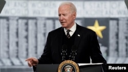 Президент США Джо Байден вшановує пам'ять загиблих солдатів, виступаючи напередодні Дня пам'яті, що припав на 31 травня