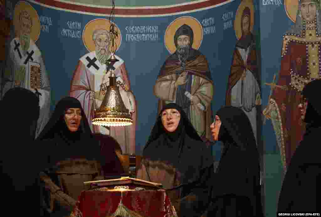 Черниці співають релігійних пісень під час ранкової молитви