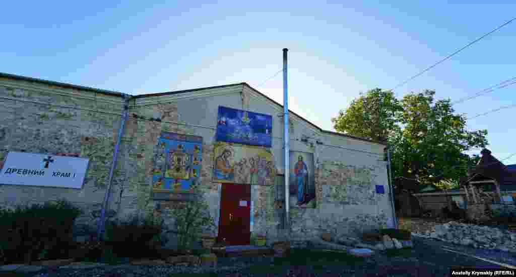 Христианский храм в Грушевке был построен в I веке нашей эры. Первоначально это была часовня равноапостольной Марии Магдалины. В IV веке, во время нашествия гуннов, ее частично разрушили. Восстановлен храм в прежнем виде лишь спустя два столетия. Теперь это православная церковь иконы Божией матери «Знамение»