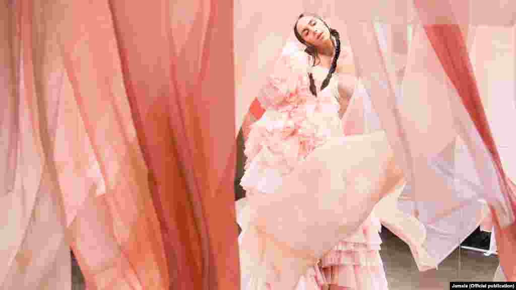 «Прозрачный куб как символ хрустального замка, в котором мы прячемся от реальности и других людей, внутренний поиск героини», – рассказывает Джамала