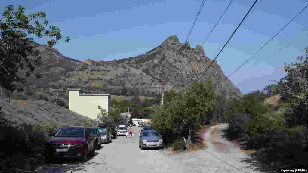 Въезд на биостанцию. В прошлом году среди припаркованных автомобилей можно было увидеть номера с флагами группировки «ДНР», а также стран бывшего СССР. В этом же –наблюдаются только российские