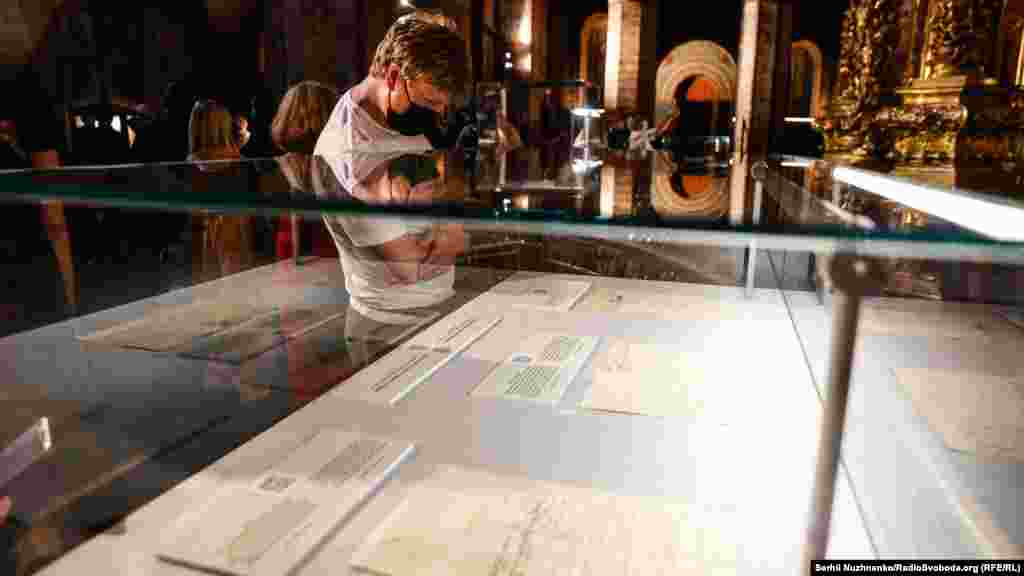 Відвідувач розглядає експонати виставки «Раритети Української козацької держави – Гетьманщини» в Софійському соборі