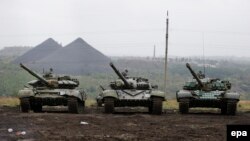 Танки бойовиків угруповання «ДНР» під час військових змагань біля Тореза. 14 вересня 2015 року