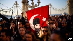 Ataturk rămâne o figură influentă în societatea turcă și în ziua de azi, iar țara îl comemorează în fiecare an pe 10 noiembrie, data la care acesta a murit.