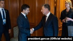 Президент Украины Владимир Зеленский (слева) и специальный представитель США Курт Волкер. Торонто, 2 июля 2019 года