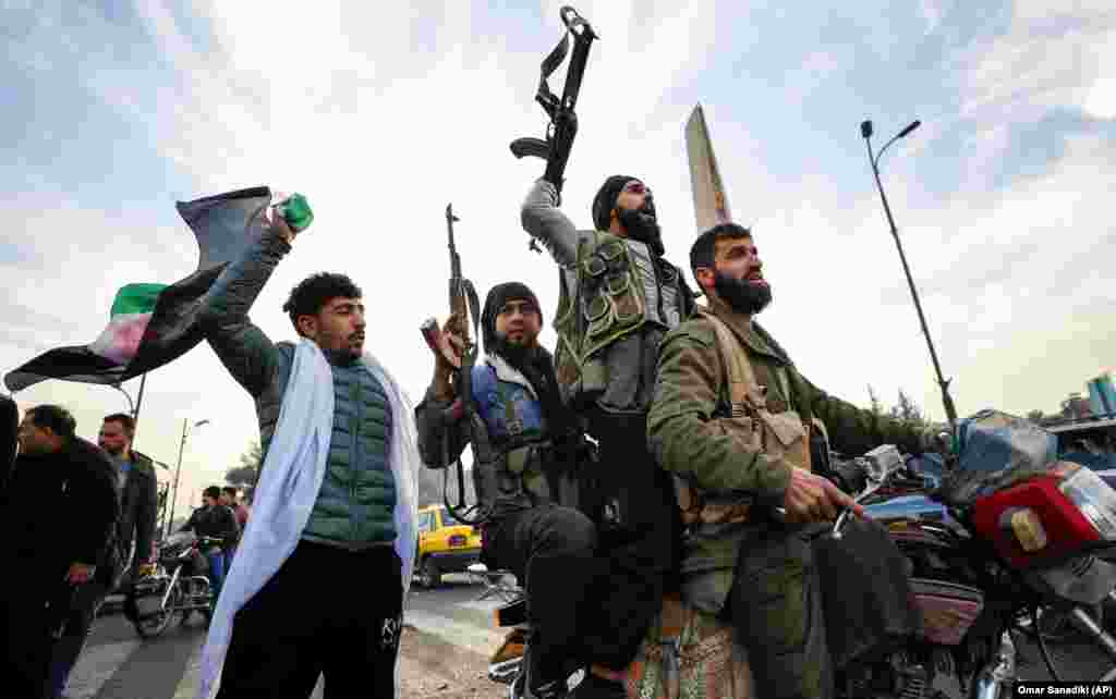 Opozicioni borci u Damasku. Ofanzivu pobunjenika predvodila je sunitska grupa Haiat Tahrir al-Šam (HTS), koju SAD i EU smatraju terorističkom organizacijom. Poslednjih godina, HTS je prekinula veze s Al-Kaidom i pokušala da se preobrazi u pragmatičnu alternativu sirijskoj vladi, mada i dalje postoji zabrinutost zbog navodnih kršenja prava i veza s terorističkim grupama. &nbsp;