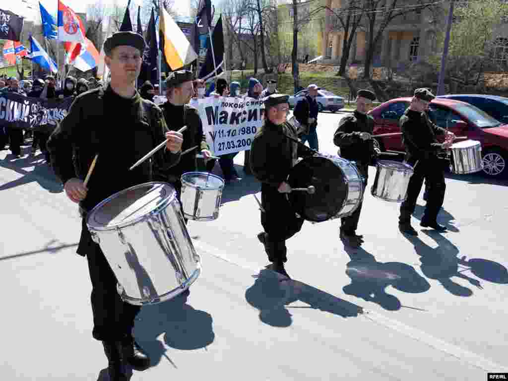 Марш проходил под барабанный бой