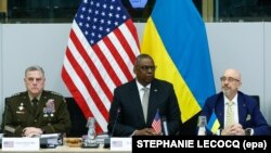 Зліва направо: голова Об’єднаного комітету начальників штабів армії США Марк Міллі, міністр оборони США Ллойд Остін та міністр оборони України Олексій Резніков під час засідання Консультативної групи щодо оборони України. Брюссель, 12 жовтня 2022 року