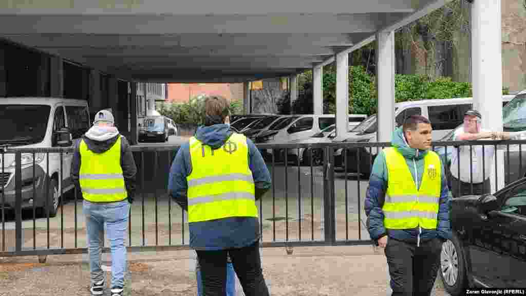 Beogradski i novosadski studenti su u koordinisanoj akciji 14. aprila uveče blokirali zgrade Radio-televizije Srbije (RTS) u Beogradu i Radio-televizije Vojvodine (RTV) u Novom Sadu. U ranim jutarnjim satima Žandarmerija je prekinula blokadu RTV-a. Studenti u blokadi i dalje blokiraju RTS. Na slici su studentski redari ispred jednog od ulaza u RTS-a.