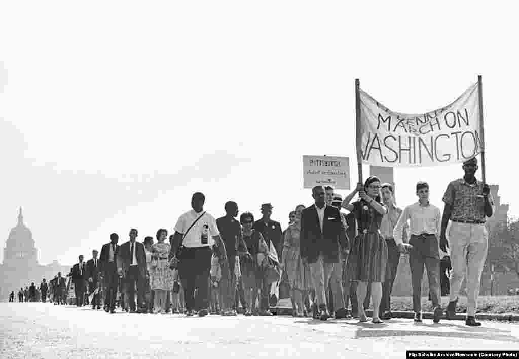 Активісти рухаються від Капітолію до Меморіалу Лінкольна під час «Походу на Вашингтон».