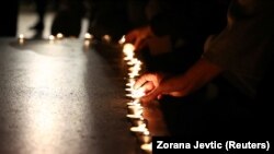 Građani u Srbiji odaju poštu stradalima na Železničkoj stanici u Novom Sadu