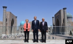 Апрель 2025 года, премьер-министр Узбекистана Абдулла Арипов (в центре) принимает в Самарканде главу Еврокомиссии Урсулу фон дер Ляйен и председателя Совета Евросоюза Антониу Кошту