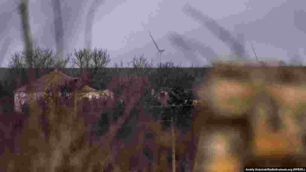 Вітряки на горизонті – то вже «глибокий тил» території, яку контролює угруповання «ДНР». Звідти по селу і позиціях українських військових може бити ворожа артилерія