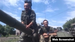 Засуджений за участь у війні проти України на Донбасі Павел Кафка (з автоматом) написав листа з колонії до українського посльства, в якому каже, що хоче вибачитися перед Україною і навіть «вірить, що Україні вдасться повернути територіальну цілісність дипломатичним шляхом»