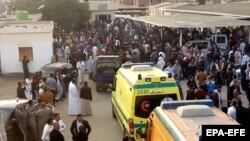 Машини медиків поблизу місця атаки на мечеть в Єгипті, 24 листопада 2017 року