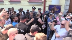 Під стіни суду прийшли прихильники та опоненти Руслана Коцаби (відео) Під стіни суду прийшли прихильники та опоненти Руслана Коцаби (відео)