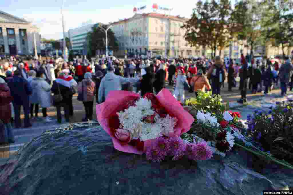 «Марш мудрасьці» дайшоў да плошчы Якуба Коласа. На завяршэньне ўдзельнікі маршу пэнсіянэраў прасьпявалі «Купалінку» і «Муры». Валянтэры частавалі іх гарбатай і печывам
