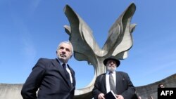 Koordinator jevrejske zajednice u Hrvatskoj Ognjen Kraus i hrvatski rabin Luciano Moše Prelević u Jasenovcu.