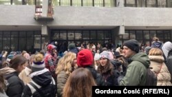 Protest pred Osnovnom školom Jovan Dučić u Novom Beogradu, Srbija, 21. januar 2025.