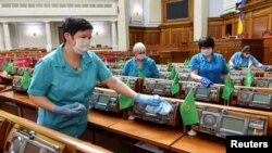 Сесійний зал Верховної Ради в період карантину для запобігання поширення коронавірусу. Ілюстраційне фото