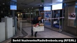 Закритий на карантин ТЦ «Метроград». Власники вивозять товар. Київ, 17 березня 2020 року