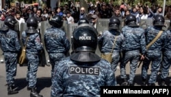 Армянская полиция блокирует улицу