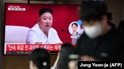 Лідера Північної Кореї Кім Чен Ина показують по телебаченню на залізничному вокзалі у Сеулі, 25 вересня 2020 року