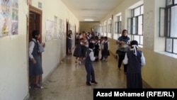 Школьники во время перемены