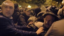 Штовханина між силовиками і мітингувальниками. Наметове містечко огородили (відео) Штовханина між силовиками і мітингувальниками. Наметове містечко огородили (відео)