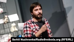 Антон Наумлюк на выставке «Взрослое крымское детство». Киев, Украина. Архивное фото