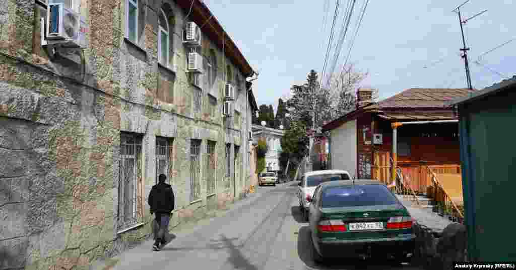 Между пешеходами и припаркованными машинами на улице Розы Люксембург свободно проезжают еще и рейсовые «Богданы»