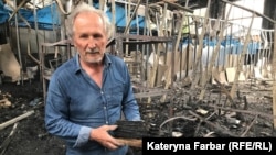 Володимир Шовкошитний забирає зі зруйнованого складу видавництва «Український пріоритет» вцілілі книжки