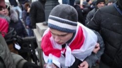 Сутички під Жовтневим тривають. Поліція застосовує сльозогінний газ (відео) Сутички під Жовтневим тривають. Поліція застосовує сльозогінний газ (відео)